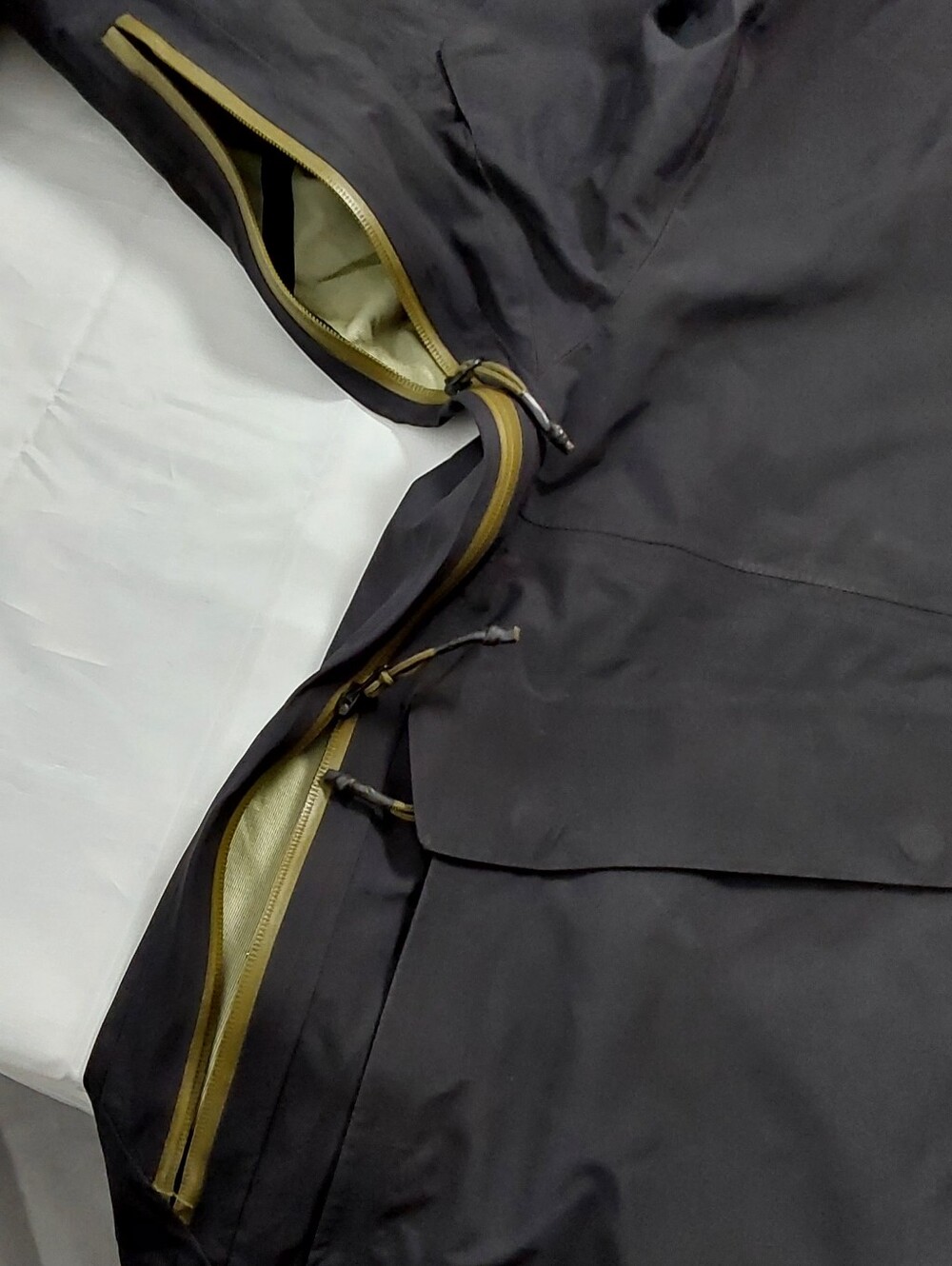 Viktos 3l Team Hardshell Jacket - Picture 4 of 15